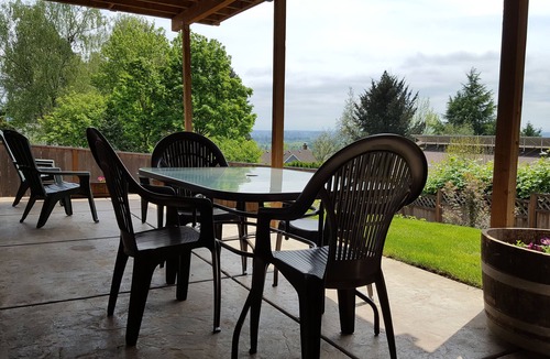 Dundee House | Spacious Single Party B&B – walking distance to downtown!