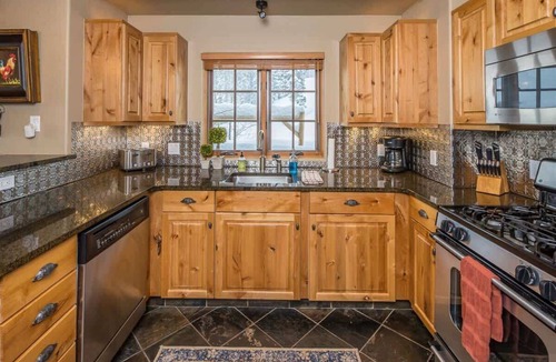 Big Sky Ski Chalet | Spacious Ski-In/Ski-Out Retreat