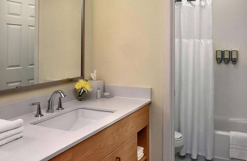 Auburn Hills Hotel | Spacious Suite with Outdoor Pool, Kitchen & Free Breakfast at Auburn Hills!