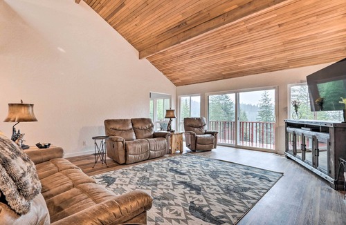 Worley Cabin | Spacious Sun-Up Bay Cabin, 20 Min to Downtown CDA!