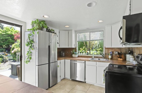 Tigard House | Spacious SW Portland home with Fire Pit