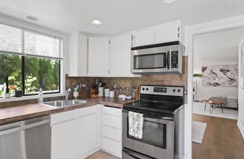 Tigard House | Spacious SW Portland home with Fire Pit