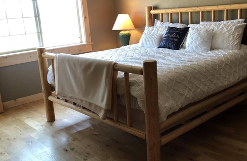 Tamarack House | Spacious Tamarack Lake-view Cabin, sleeps 12 w private hot tub and golf hole