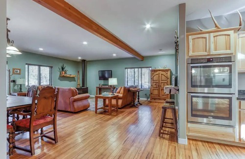 Oregon Water Wonderland Apartment | Spacious Three Rivers Lodge✦Fenced .5 Acre✦Hot Tub