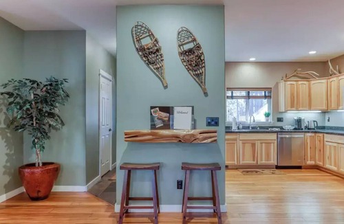 Oregon Water Wonderland Apartment | Spacious Three Rivers Lodge✦Fenced .5 Acre✦Hot Tub