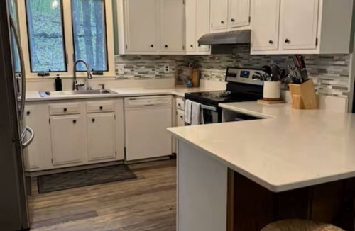Bellaire House | Spacious Treetop Cabin Perfect for Large Families!