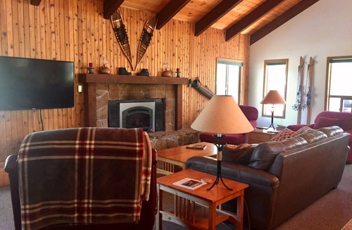 Sunriver House | Spacious updated home w/cabin charm! Fireplace, Ht Tub, Bikes, 10 SHARC Passes!