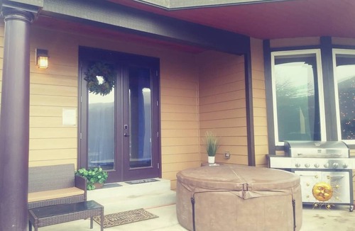 Gig Harbor Villa | Spacious Villa with Indoor Sauna, Outdoor Hot tub, Mountain & Water views!