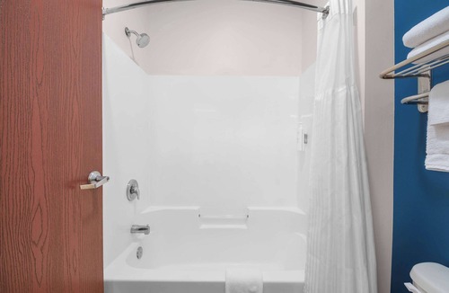 Minot Hotel | Spark by Hilton Minot