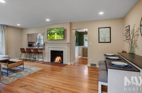 Manito House | Spokane | Mid-Century Modern Pet Friendly | Sleeps 9