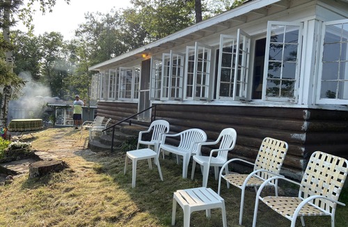 Florence Cottage | Spread Eagle Waterfront! Classic Log Cottage w/King Bed