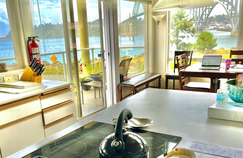 Newport House | Spring and Summer is Special @ Spacious Water-view House in Iconic Fun Location
