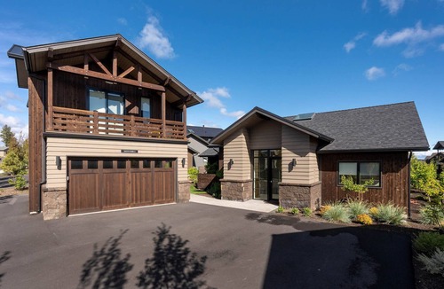 Bend House | Spring fun with toasty hot tub, resort amenities, shuttle, 24-hr staff ~ 🐶