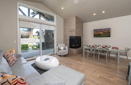 Bend House | Spring fun with toasty hot tub, resort amenities, shuttle, 24-hr staff ~ 🐶