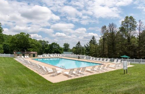New Holland Resort | Spring Gulch Screened Park Model 6