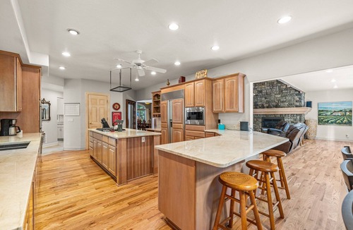 McCall House | Spring Mountain Manor - Amazing 7bd family gathering place in quiet wooded neighborhood