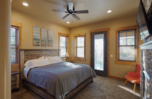 Ashton Cabin | Spring Shores Lodge - Luxury mountain estate on a private lake. With 3 en-suite king bedrooms 4 other bedrooms and 2 large bunkrooms, it sleeps up to 40 guests—perfect for family reunions, retreats, and group getaways in a secluded luxury setting.