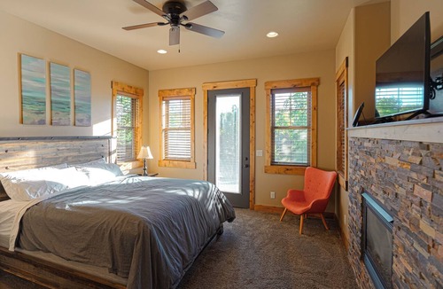 Ashton Cabin | Spring Shores Lodge - Luxury mountain estate on a private lake. With 3 en-suite king bedrooms 4 other bedrooms and 2 large bunkrooms, it sleeps up to 40 guests—perfect for family reunions, retreats, and group getaways in a secluded luxury setting.