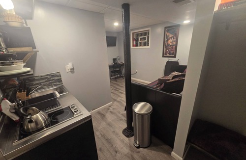 Mount Adams Apartment | Stand Alone Studio, Free Off Street Parking, Walkable 2 Downtown, Beautiful Area