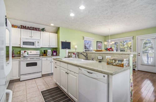 Manistee Cottage | Standalone Harbor Village Cottage at Beach