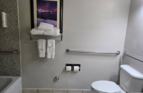 Medford Hotel | Standard 1 King Bed Non-Smoking