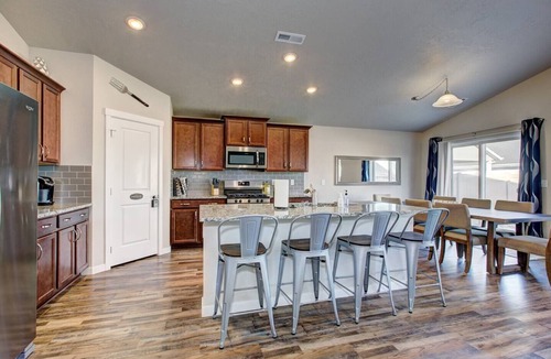 Star House | Star Family Home | King Bed | 5 TVs | Walkable to Downtown and Albertsons