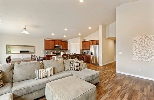 Star House | Star Family Home | King Bed | 5 TVs | Walkable to Downtown and Albertsons
