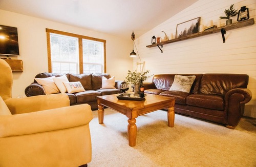 Leavenworth Cabin | Stargazer Pines Hideaway-Cozy Cabin-Hot Tub-Pet Ok, 15 min to Leavenworth!
