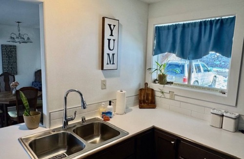 Tonasket House | Stargazer’s Retreat · Telescope + Mountain Views