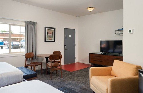 Bozeman Hotel | Stay at a 1950s Classic Motel in Bozeman