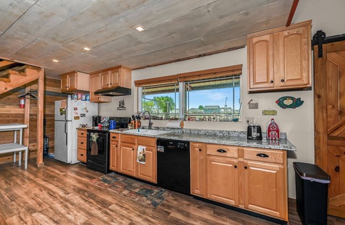 Kuna House | Stay at The Barnhouse in Kuna - Rustic Retreat for Two with Fireplace Near Boise