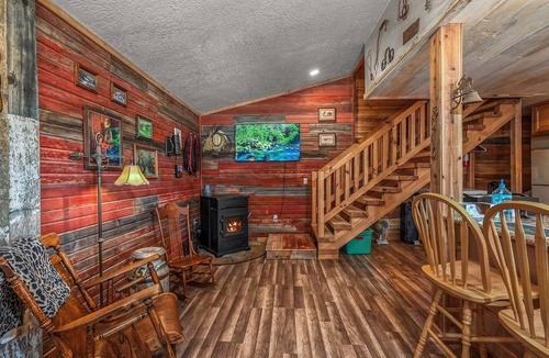 Kuna House | Stay at The Barnhouse in Kuna - Rustic Retreat for Two with Fireplace Near Boise