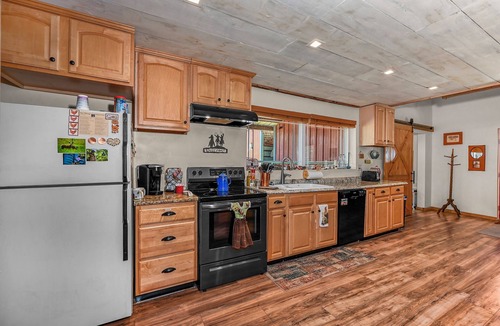 Kuna House | Stay at The Barnhouse in Kuna - Rustic Retreat for Two with Fireplace Near Boise
