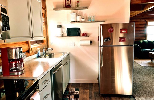Caldwell Cabin | Stay at this super, cozy, country cabin in Caldwell, Idaho off of I84.