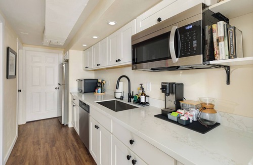 North End Apartment | Stay Cool - AC! Perfect for Exploring Tacoma. Pet Friendly. Free Parking.