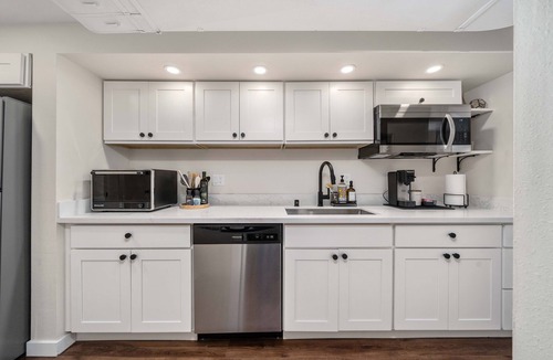 North End Apartment | Stay Cool - AC! Perfect for Exploring Tacoma. Pet Friendly. Free Parking.