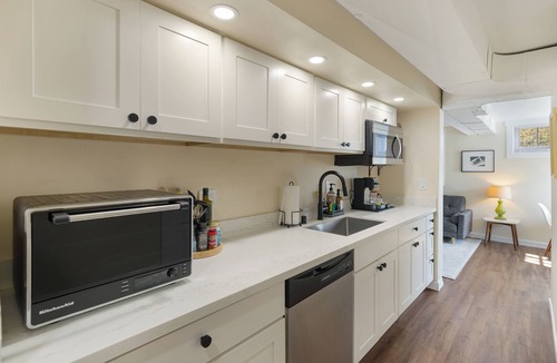 North End Apartment | Stay Cool - AC! Perfect for Exploring Tacoma. Pet Friendly. Free Parking.