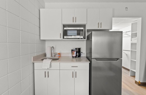 Cedar Falls Apartment | Stay Downtown, Free Gated Parking, Renovated Studio! 523