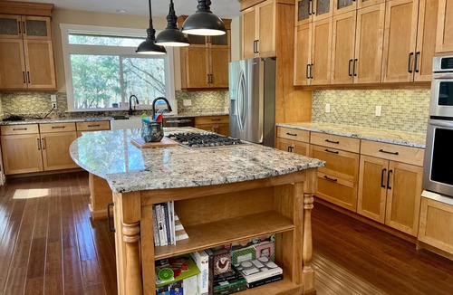 Trail House | Stay in luxury, minutes from the Lake, perfect for entertaining.