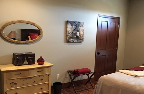 Dundee Condo | Stay In The Heart Of Wine Country.