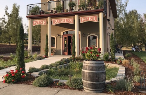 Dundee Condo | Stay In The Heart Of Wine Country.