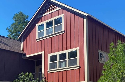 Jacksonville House | Stay in the heart of historic Jacksonville at Selah House. Walk to Britt Festival, restaurants, wine tasting, shops, and downtown in minutes. Features luxury Saatva mattresses, a spa-like primary suite, garage parking, and a covered balcony.