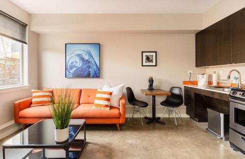 Belmont Apartment | Stay Portland - Bright Studio Apartment - Food Carts & Local Shops
