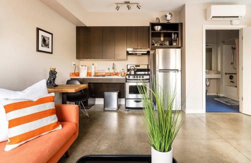 Belmont Apartment | Stay Portland - Bright Studio Apartment - Food Carts & Local Shops