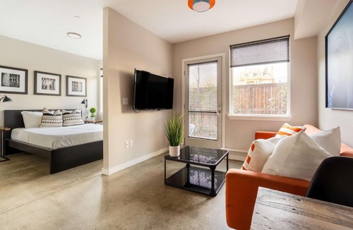 Belmont Apartment | Stay Portland - Bright Studio Apartment - Food Carts & Local Shops