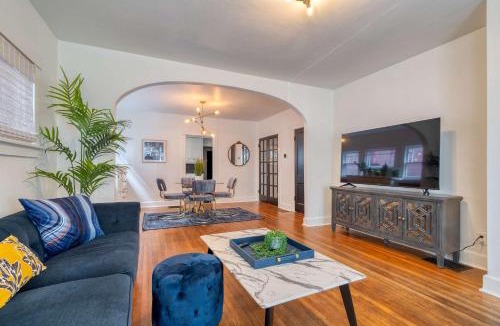 Hosford-Abernethy Apartment | Stay Portland - Glamourous Old Hollywood Apartment - 92 WalkScore