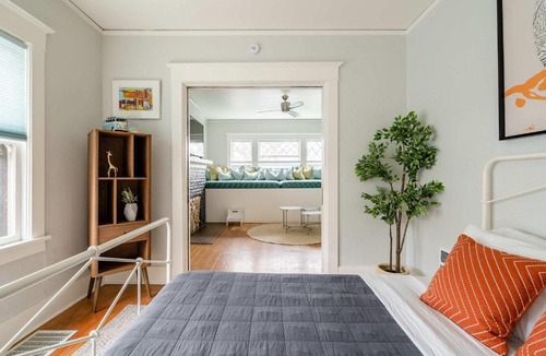 Belmont Apartment | Stay Portland - PDX Art Deco Lounge - Local Eateries, Bars & Shops