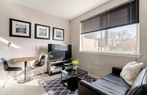 Belmont Apartment | Stay Portland - Sunny Studio - New Build - AC - Fast WiFi
