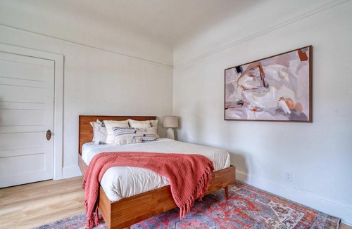 Irvington Apartment | Stay Portland - The Sullivan's Gulch Lodge - 94 WalkScore