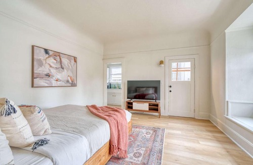 Irvington Apartment | Stay Portland - The Sullivan's Gulch Lodge - 94 WalkScore